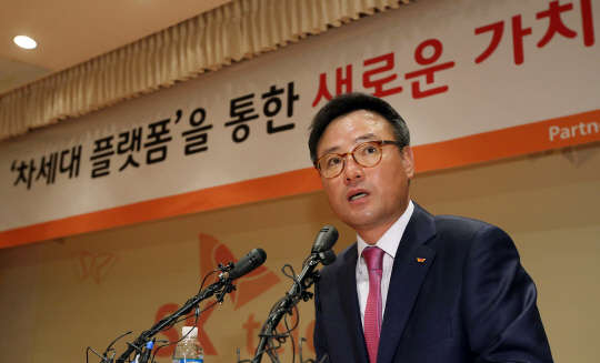 SK텔레콤이 기존 이동통신 사업을 넘어 콘텐츠, 전자상거래, 뉴미디어, 융합서비스를 제공하는 종합 플랫폼 사업자로 혁신을 선언했다. 플랫폼 사업으로 오는 2018년까지 기업가치를 현재의 배 수준인 100조원까지 끌어올리겠다는 목표도 제시했다. 장동현 SK텔레콤 사장이 23일 서울 중구 을지로 SK텔레콤 본사 사옥에서 열린 첫 공식 간담회에서 이같은 내용을 담은 '3대 차세대 플랫폼 혁신전략'을 설명하고 있다.   사진=유동일기자 eddieyou@